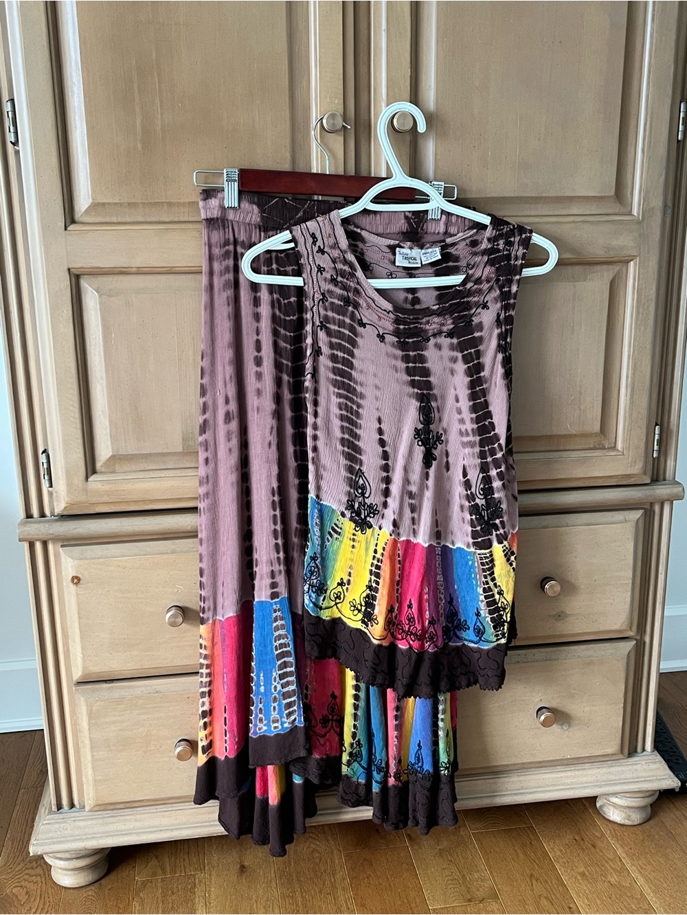 Sleeveless Tie-Dye maching set with Colorful Hem